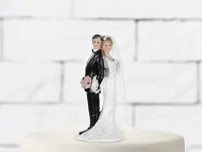 Back to back wedding figurine