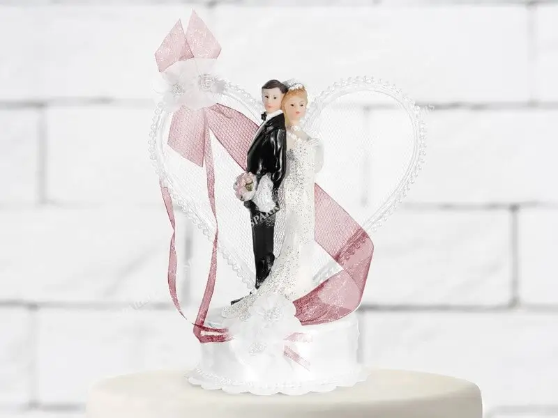 Wedding figurine couple with heart