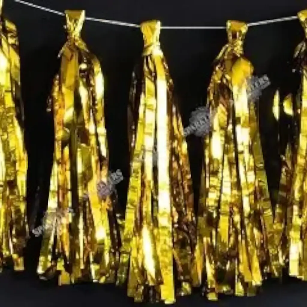 Gold tassel garland 12 pompons