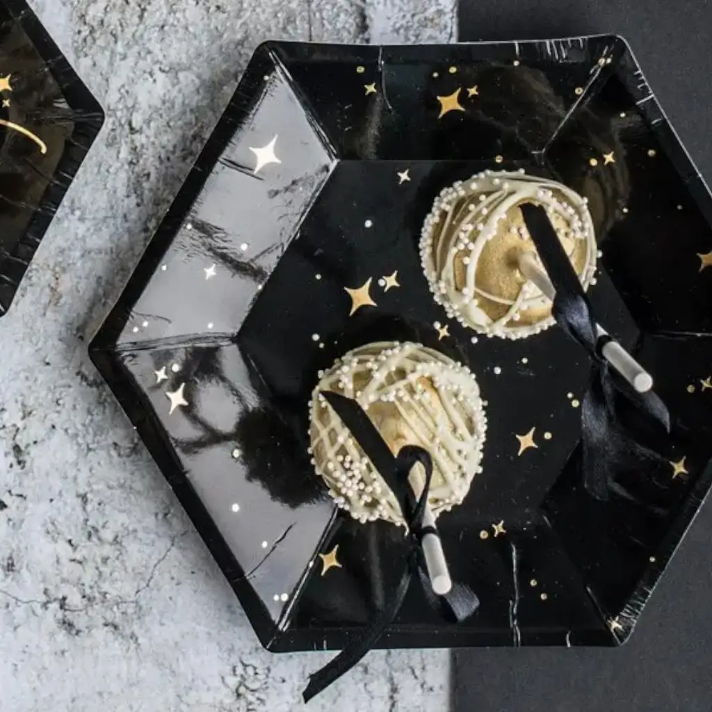 Black paper plate with gold pattern (Set of 6)
