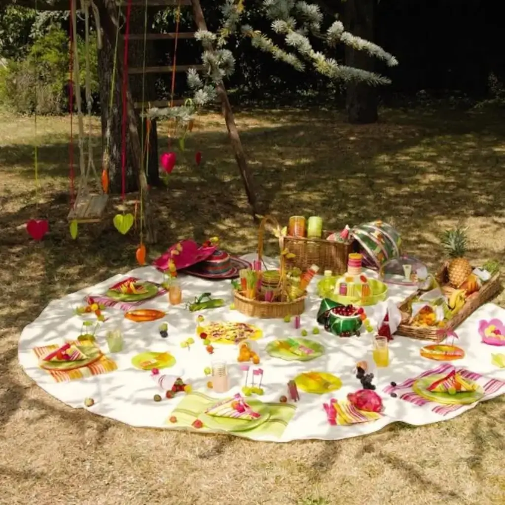 Round white non-woven tablecloth ø240cm